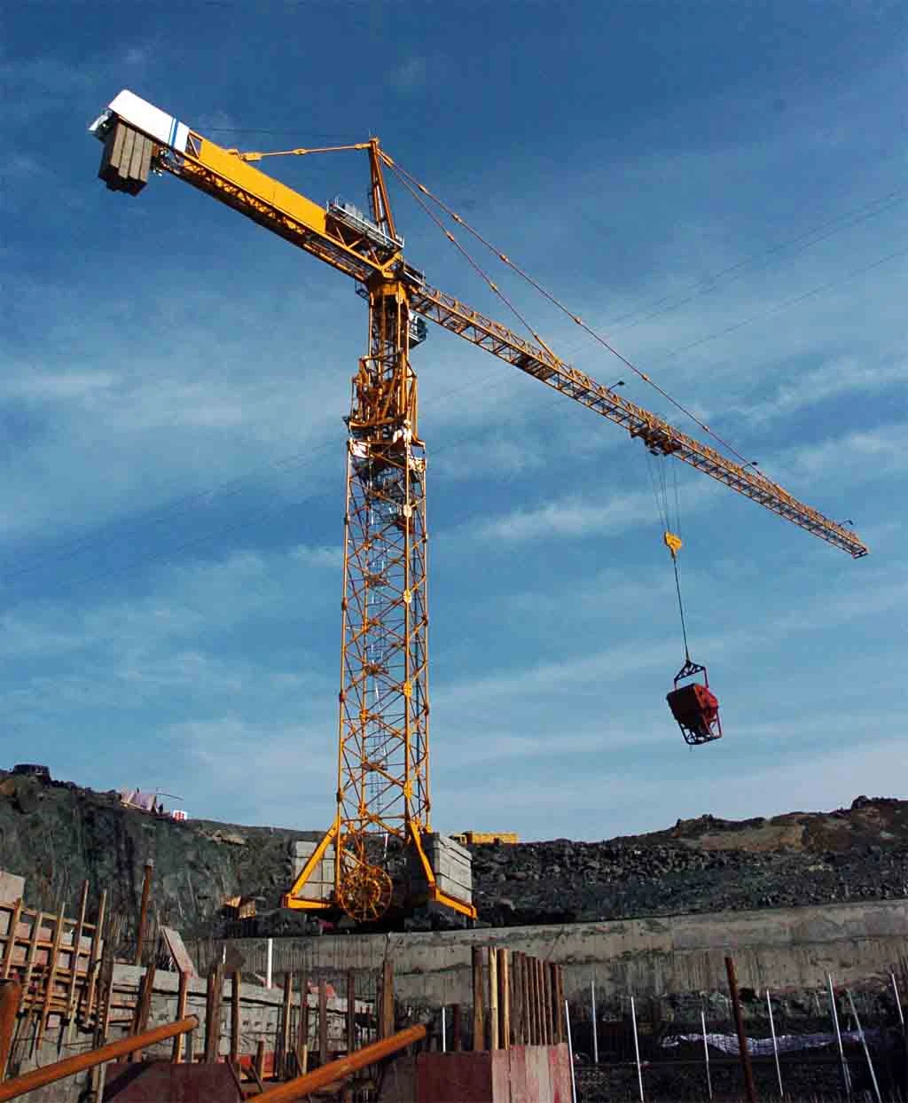 Tower crane untuk kebutuhan proyek